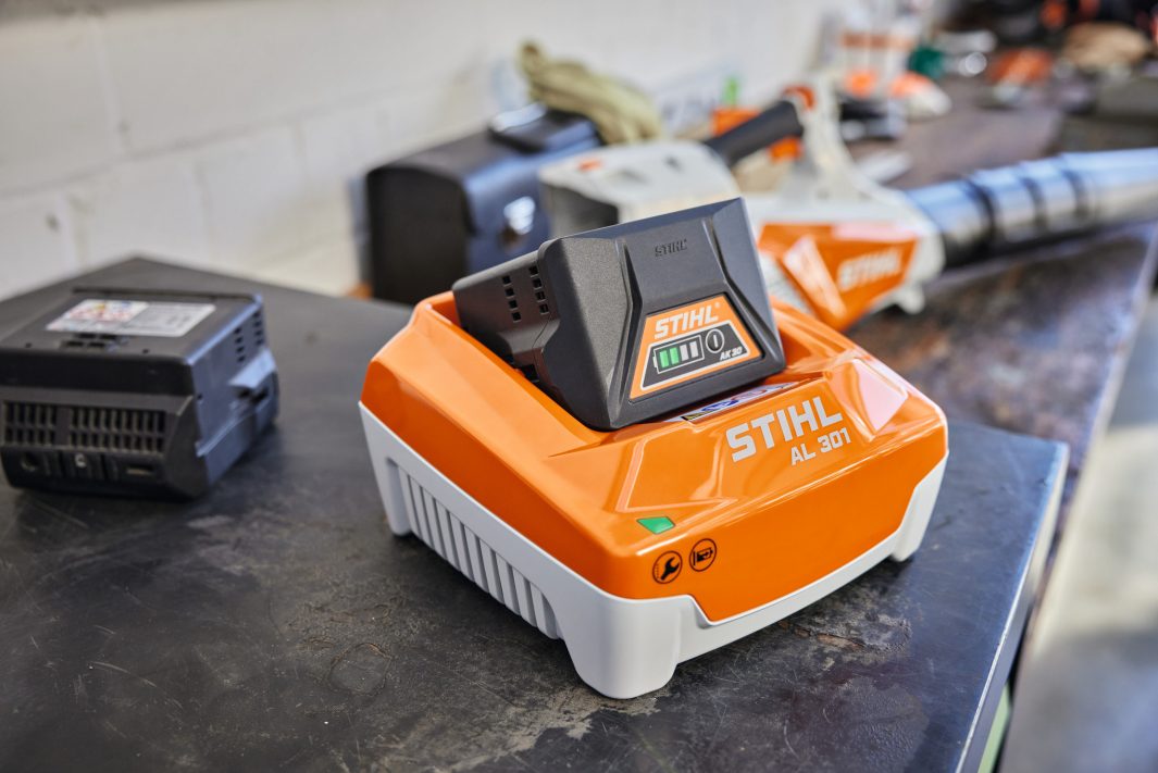 STIHL AL 301 TÖLTŐKÉSZÜLÉK