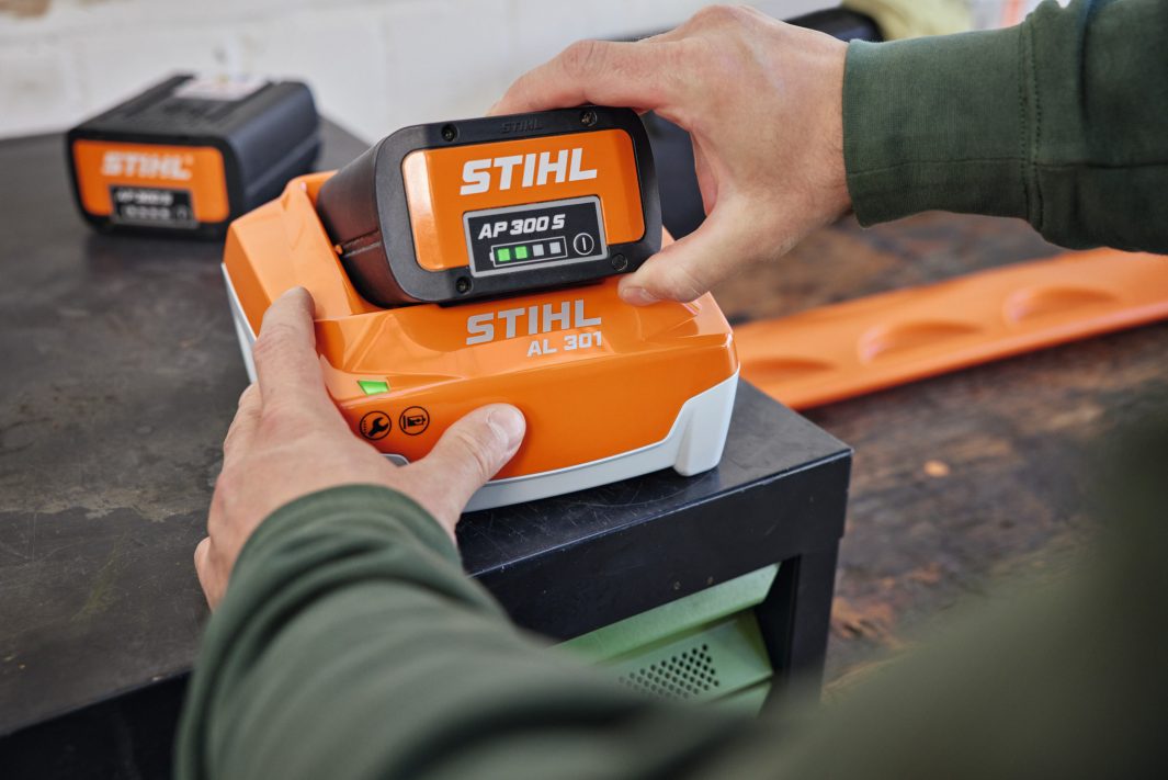 STIHL AL 301 TÖLTŐKÉSZÜLÉK