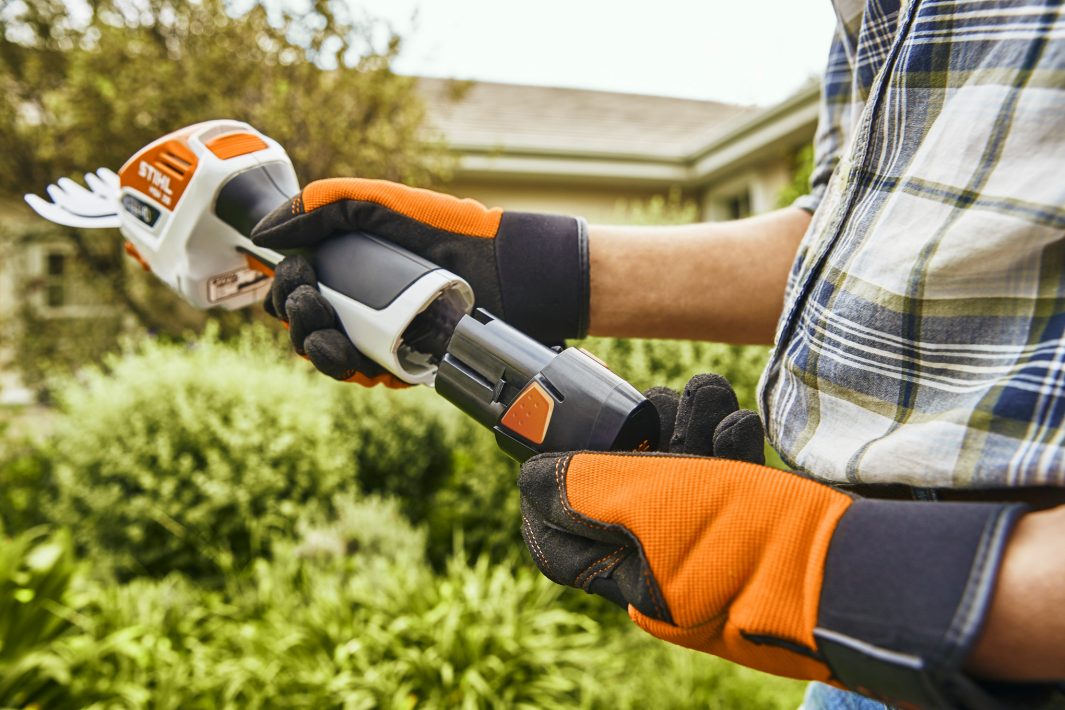 STIHL HSA 26 AKKUS SÖVÉNYNYÍRÓ (AKKU ÉS TÖLTŐ NÉLKÜL)