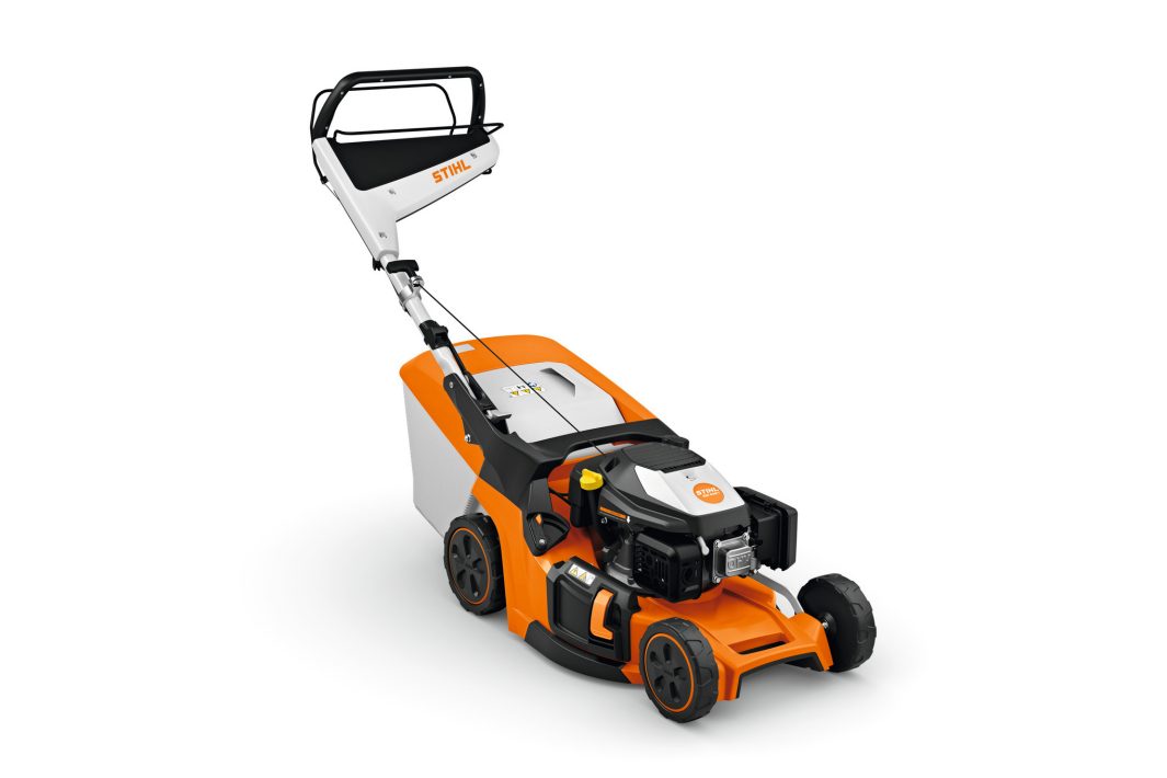 STIHL RM 448 T Erős benzinmotoros fűnyíró gép komfort-tolókarral, 46 cm-es munkaszélességgel, fix sebességű kerékhajtással