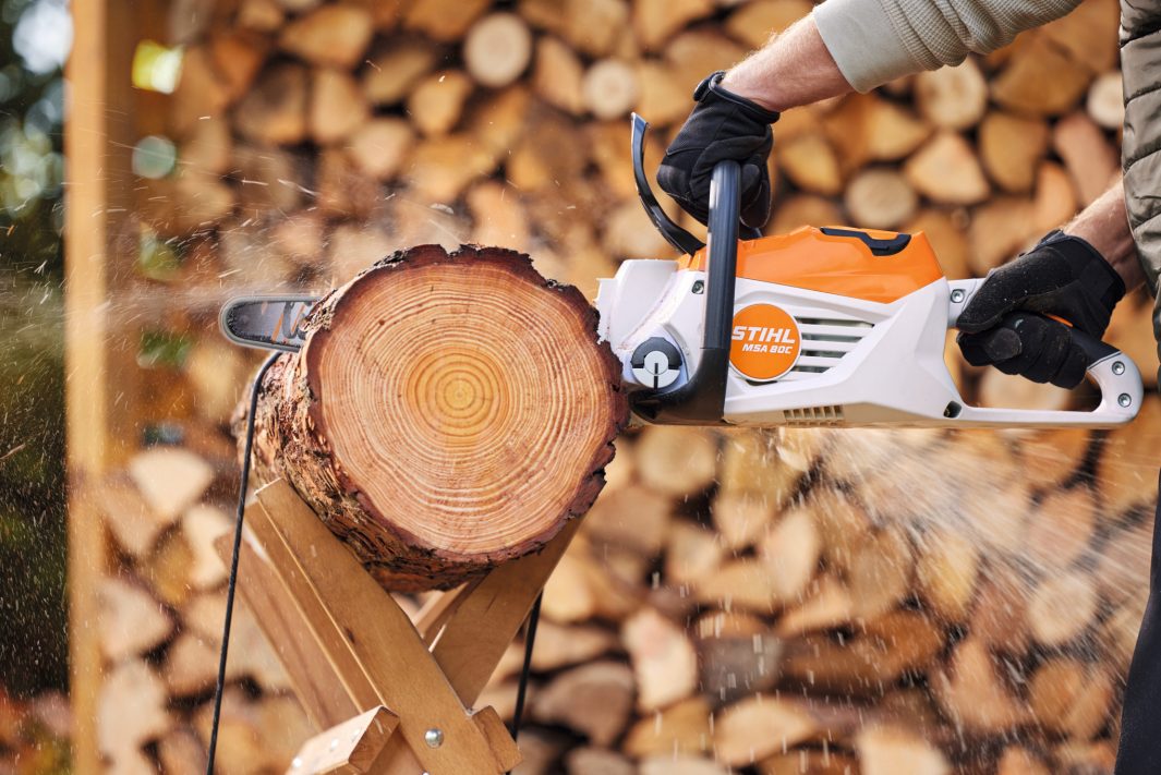 STIHL MSA 80 C-B AKKUS LÁNCFŰRÉSZ (AK30 AKKUVAL ÉS AL 101 TÖLTŐVEL)