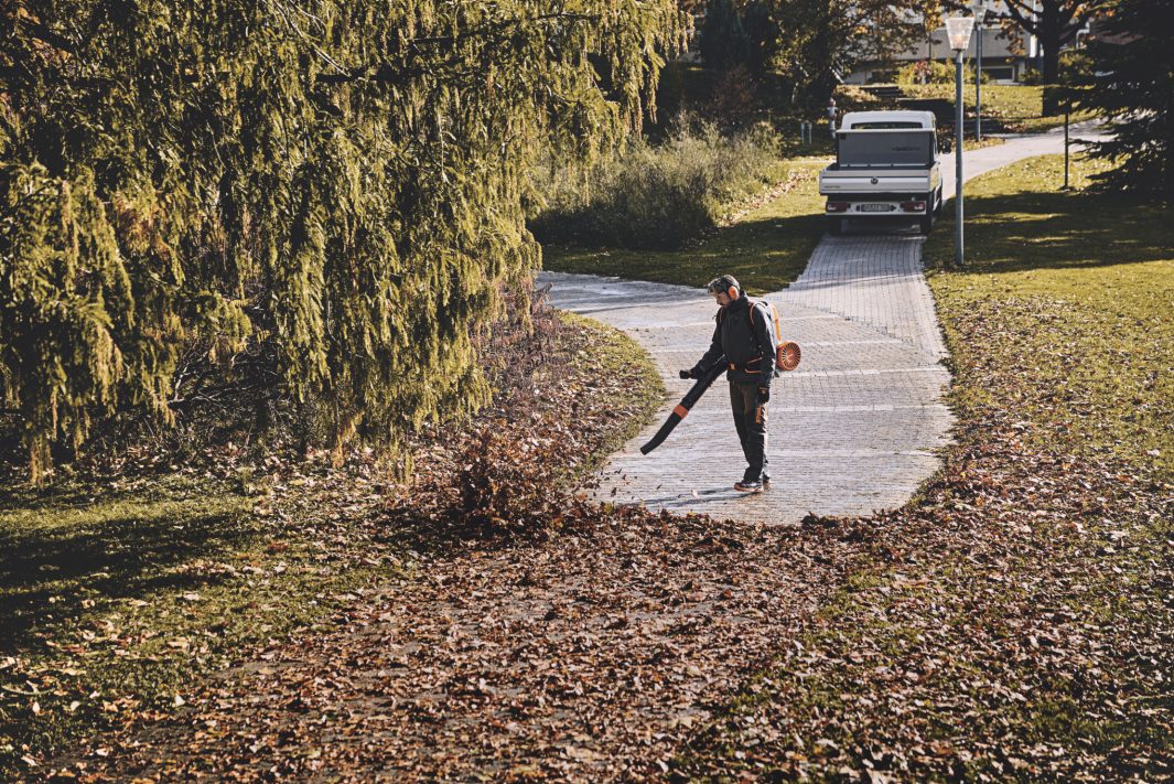 STIHL BGA 300 AKKUS FÚVÓGÉP AP (AKKU ÉS TÖLTŐ NÉLKÜL)