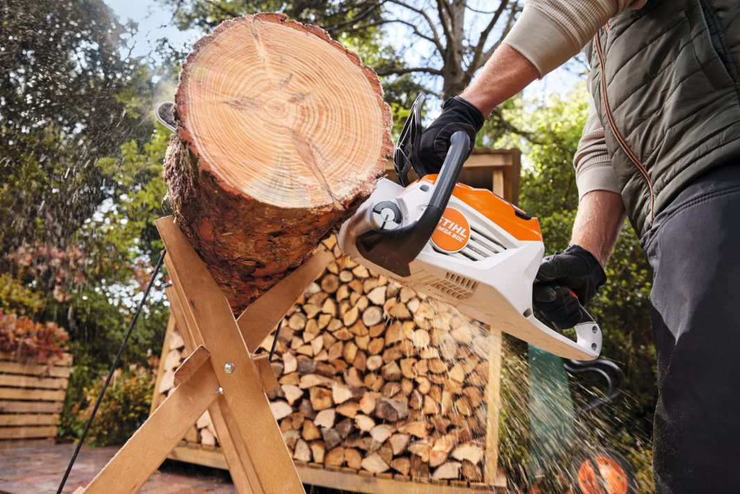 STIHL MSA 80 C-B AKKUS LÁNCFŰRÉSZ (AK30 AKKUVAL ÉS AL 101 TÖLTŐVEL)