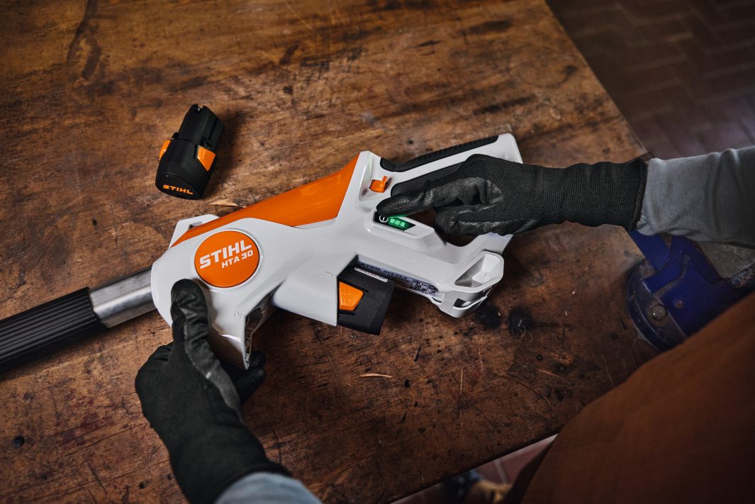STIHL HTA 30 AKKUS MAGASSÁGI ÁGVÁGÓ (2DB AS2 AKKUVAL ÉS ALS31 TÖLTŐVEL)