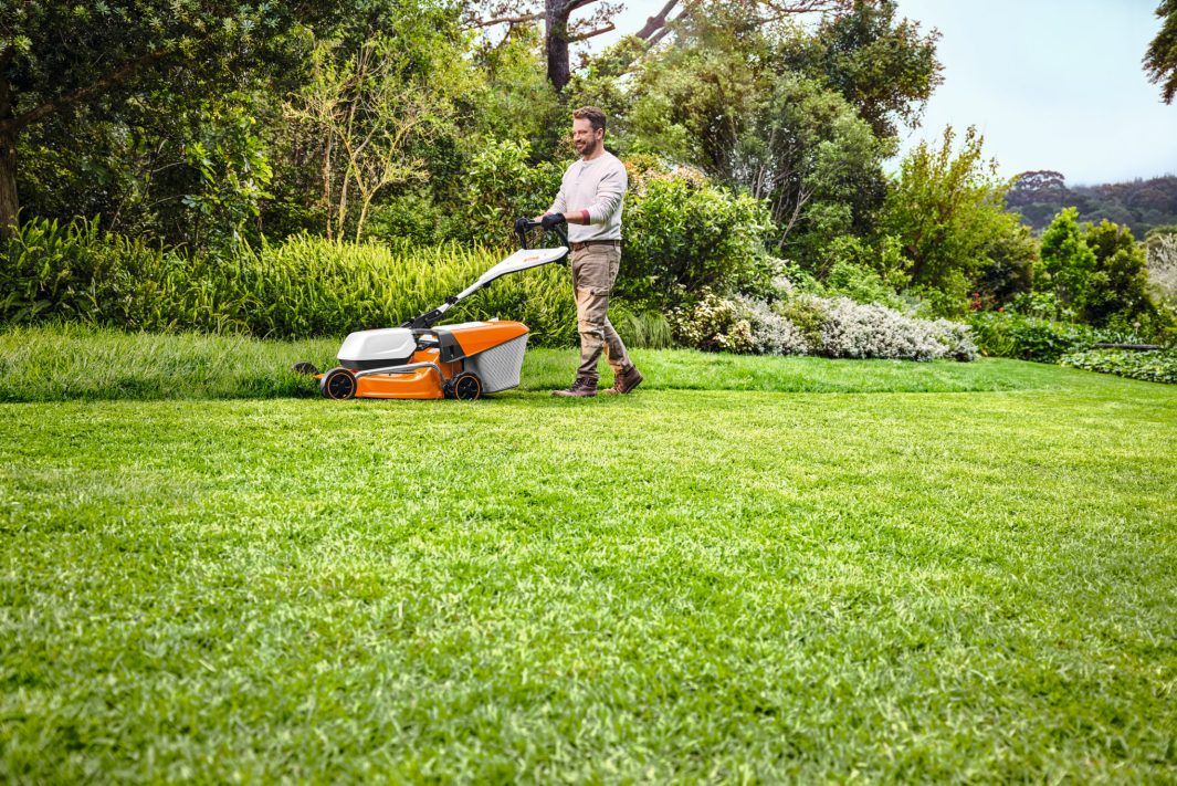 STIHL RMA 253 T (1db AK 30 S akkuval és AL 101 töltővel) Akkumulátoros fűnyíró 
